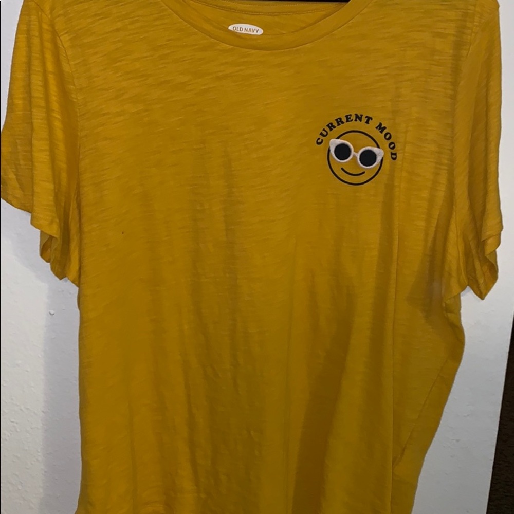 yellow old navy t shirt